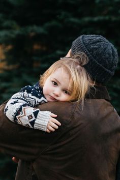 Holiday Photos Outdoor, Family Photos Outside Winter, Winter Family Photos With Newborn, Winter Family Of 3 Photos, Winter Lifestyle Photography, Cabin Family Photoshoot, Winter Family Session, Outdoor Christmas Family Photos, Christmas Family Photos Outdoor