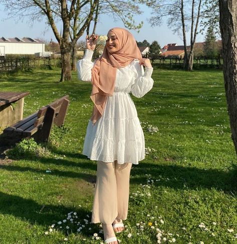 ོ G Ü ل C A N ོ 🇹🇷 en Instagram: “Tunik by @butik.detay 🤍✨” Western Dresses With Hijab, Short Dress Hijab Outfit, Short Hijabi Outfits, Modest Western Wear, Frock Tops With Jeans, Muslim Outfits Casual Summer, Muslim Summer Outfits, Classy Hijab Outfits, Islamic Modest Fashion