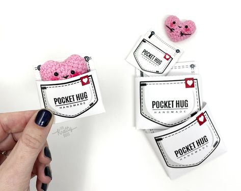 Pocket Hug Free Printable, Crochet Pocket Hug, Crochet Kindness, Pocket Hearts, Gift Tag Templates, Resin Tips, Change Colors In Crochet, Pocket Hugs, Crochet Pocket