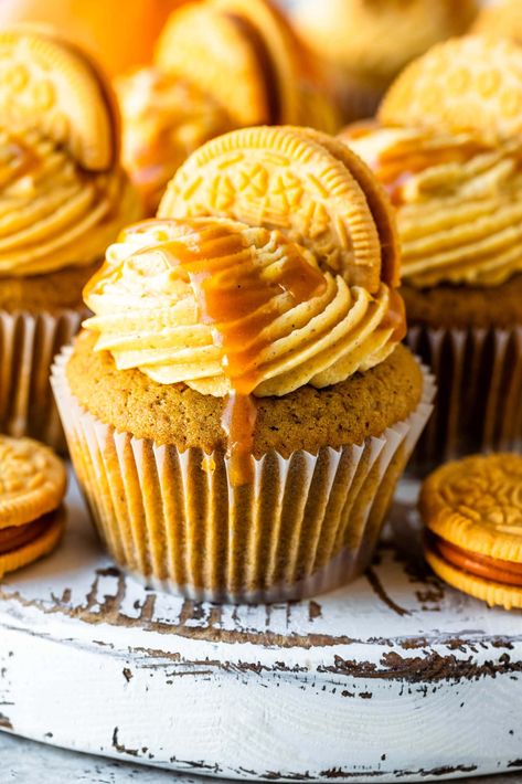 Brown Butter Pumpkin Cupcakes Cupcakes With Caramel Filling, Lemon Poppy Seed Cupcakes, Pies And Tacos, Cupcakes With Caramel, Pumpkin Buttercream, Desserts Thanksgiving, Nutella Cupcakes, Brown Butter Frosting, Thanksgiving Foods