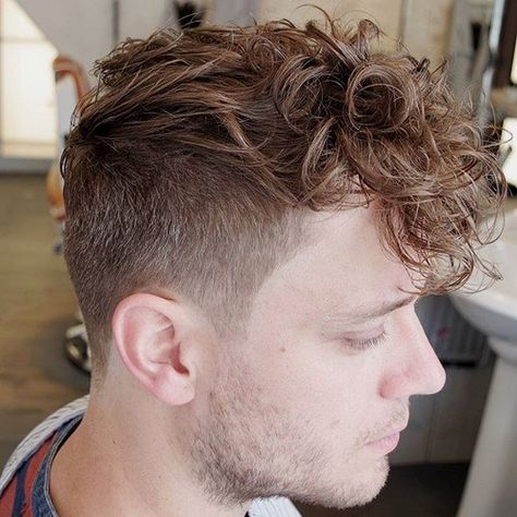 curly long top short sides hairstyle for men Undercut Curly Hair, Curly Faux Hawk, Undercut Hairstyle, Danny Zuko, Curly Undercut, Faux Hawk Hairstyles, Side Hairstyles, Mohawk Hairstyles, Faux Hawk