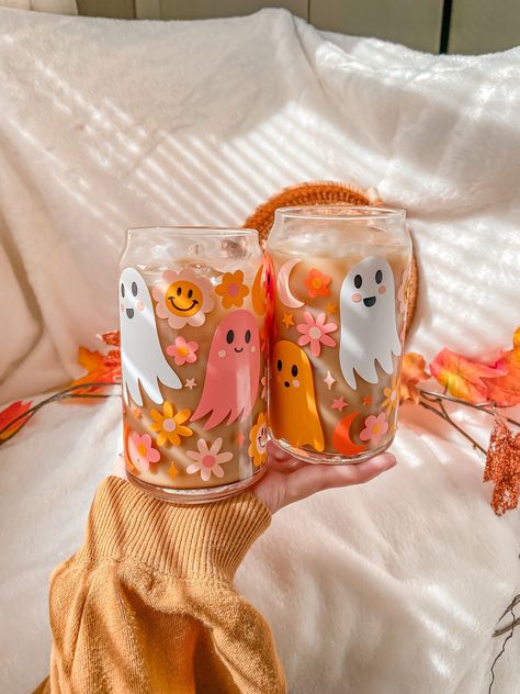 This Spooky Beer Can Styled coffee glass is perfect for any drink, any time of day! This coffee cup is handmade with love to put a smile on your face! Grab your very own and enjoy your favorite drink in this cute and simple cup!  ----- ♡ ------ Glass info: ♡ Includes ONE 16 oz can glass with Spooky Flowers design.  ♡ Design is made with high- quality, permanent adhesive vinyl. ♡ Every order comes with Care Instructions to ensure a long lasting product. ♡ Bamboo Lids & Glass Straws can be purchas Glass Tumbler Design, Halloween Beer, Groovy Flowers, Cute Coffee Cups, Halloween Cups, Aesthetic Halloween, Flowers Aesthetic, Retro Groovy, Iced Coffee Cup