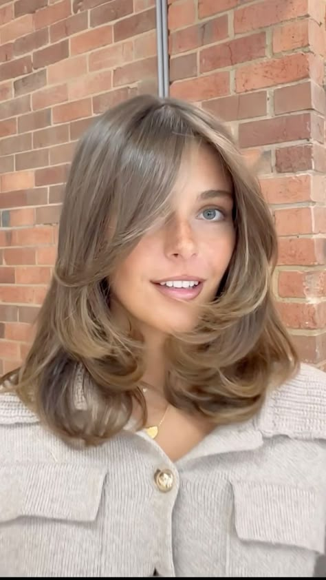 Short Collarbone Length Hair, Short Layered Brunette Hair, Eloise Mummé Hair, Layered Haircuts For Medium Hair 2024, Butterfly Cut Fine Hair, 90s Layered Lob, Mouse Brown Hair With Highlights, Short Honey Brown Hair, Old Money Brown Hair