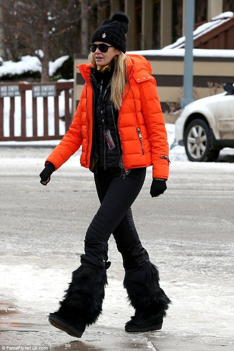 Elle's most eye-catching accessory were the dramatic yeti boots on her feet, which featured layers of faux fur up to her calf. Description from dailymail.co.uk. I searched for this on bing.com/images Yeti Boots Outfit, How To Style Fur Boots, Apre Ski Boots, Fitted Winter Skiing Pants, Apre Ski Skirt, Ski Layers, Celebrities Skiing, Ski Fashion Womens, Ski Outfit For Women