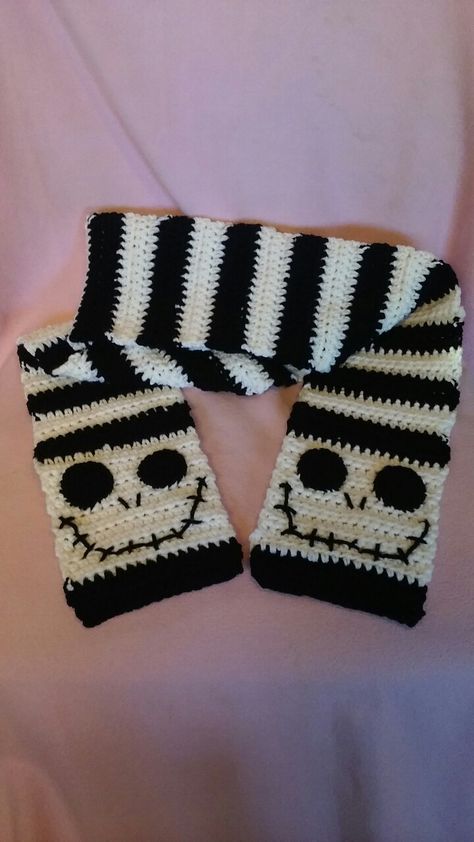 Crochet Halloween Scarf, Crochet Halloween Patterns Free, Easy Crochet Hat Patterns, Addi Knitting Machine, Knitted Mittens Pattern, Jack Skeleton, Easy Crochet Hat, Crochet Halloween, Loom Knitting Patterns