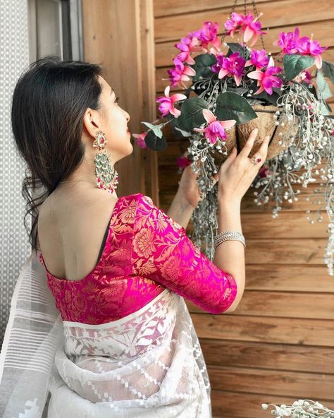 Sumana Ahmed on Instagram: “Flirty fuchsia pink and naive pure white, they are made for each other 😉 #whitesaree #jamdani #sareenotsorry Earring from @anzumsjewellery” Pink Handloom Bollywood Style Saree, Pink Jamdani Saree Look, White Dhakai Jamdani Saree, Light Pink Cotton Saree, Soft Jamdani Saree, Cotton Saree Blouse Designs, Cotton Saree Blouse, White Saree, Jamdani Saree