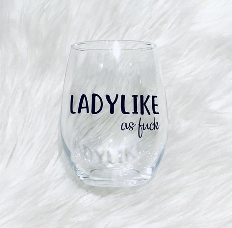 Cricut Wine Glasses, Funny Wine Glasses, Wine Glass Sayings, Diy Wine Glasses, Wine Glass Crafts, Gift Wine, Friends Gif, Funny Wine, Diy Cups