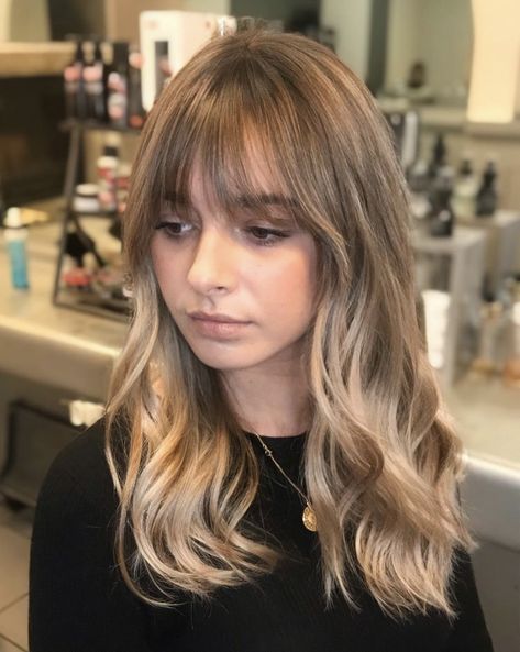 Brown Hair With Fringe, Blonde Hair Fringe, Dark Roots Blonde Hair Balayage, Blonde Hair With Fringe, Balage Hair, Brown Hair Bangs, Balyage Hair, Dark Blonde Balayage, Blonde Highlights On Dark Hair