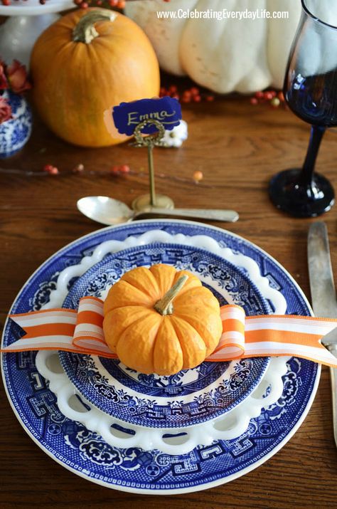 Blue & White Fall Tablescape Thanksgiving Table Inspiration, Beautiful Thanksgiving Table Settings, Thanksgiving Table Settings Diy, Thanksgiving Table Settings Simple, Thanksgiving Dinner Table, Diy Thanksgiving, Pumpkin Centerpieces, Thanksgiving Table Settings, Thanksgiving Tablescapes