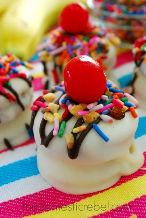 Golden Oreos were made for banana split bites. Plus more banana split inspired recipes! Banana Split Bites, Small Desserts, Eat Dessert First, Banana Split, Best Dessert Recipes, Eat Dessert, Party Snacks, Sweets Treats, Healthy Dessert