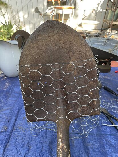 Old Tools Decor Ideas Garden, Rusty Shovel Ideas, Shovel Yard Art Ideas, Succulent Gardens Ideas, Crafts Using Old Shovels, Yard Art From Old Garden Tools, Repurposed Shovel Head, Old Garden Tools Repurposed, Old Shovel Ideas