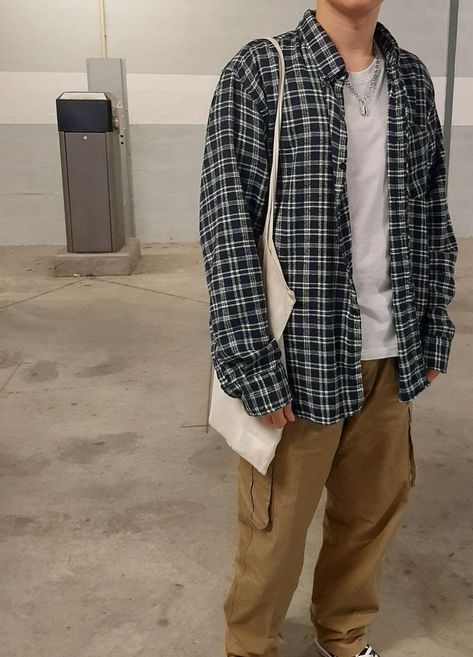 Astetic Outfits Men, Boy Flannel Outfit, Flannel Streetwear, Soft Boy Outfits, Chicos Aesthetic, Marvel Dr, Preppy Mens Fashion, Flannel Outfits, Soft Boy