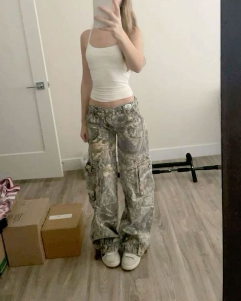 Low Rise Outfit, Cool Cargo Pants, Trendy Cargo Pants, Street Style Outfits Casual, Cargo Pants Outfits, Outfit Inspo Casual, Fits Clothes, Pants Outfits, Swaggy Outfits