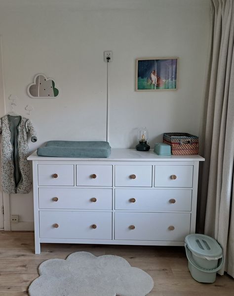 Commode - IKEA Hemnes Houten knopjes - Etsy Wolken haakjes, spiegel en vloerkleed - H&M home Schilderij vosjes - Lotte Drouen Ikea Hemnes, Changing Table, Furniture, Home Decor, Home Décor