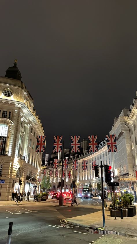 Oxford Circus, The Coronation, Circus, Oxford, London, Bonito