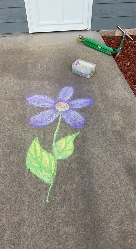 Sidewalk Chalk Flowers, Sidewalk Chalk Art Ideas Easy, Flower Chalk Art, Sidewalk Chalk Ideas, Chalk Flowers, Sidewalk Chalk Art Ideas, 4h Crafts, Easy Chalk Drawings, Fun Chalk Art