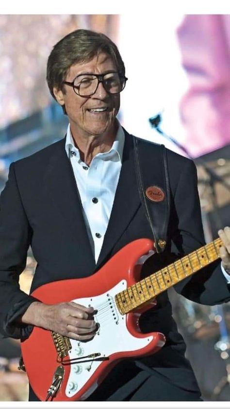 Hank Marvin - the Shadows - Apache Hank Marvin, Emma Watson Pics, Emma Watson Style, Cliff Richard, Mark Knopfler, All About Music, Blues Guitar, Fender Stratocaster, Cool Guitar