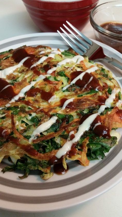 Gluten Free Japanese Pancakes, Okonomiyaki Rezept, Cabbage Pancakes, Pancakes Simple, Japanese Pancake Recipe, Vegetable Pancake, Japanese Mayonnaise, Okonomiyaki Recipe, Veggie Pancakes