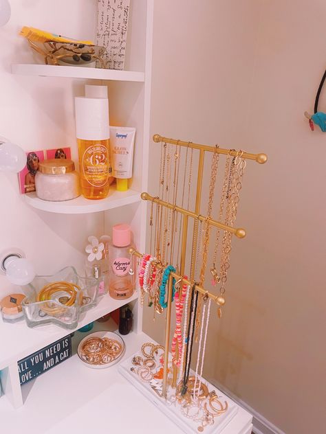 College Sorority Room, Preppy Vanity Setup, Vanity Ideas Bedroom Preppy, Preppy Vanity Decor, Preppy Vanity Organization, Cute Summer Room Ideas, Preppy Room Decor Desk, Dresser Preppy, Preppy Desk Ideas