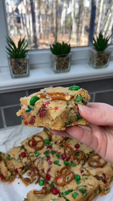 Sweet Treats For Christmas Party, Food To Make On Christmas, Blondies Recipe Christmas, Baking Christmas Recipes, Things To Bake For Christmas Party, Tasty Christmas Cookies, Christmas Bake Day Ideas, Cute Desserts For Thanksgiving, Christmas Baking Videos Tiktok