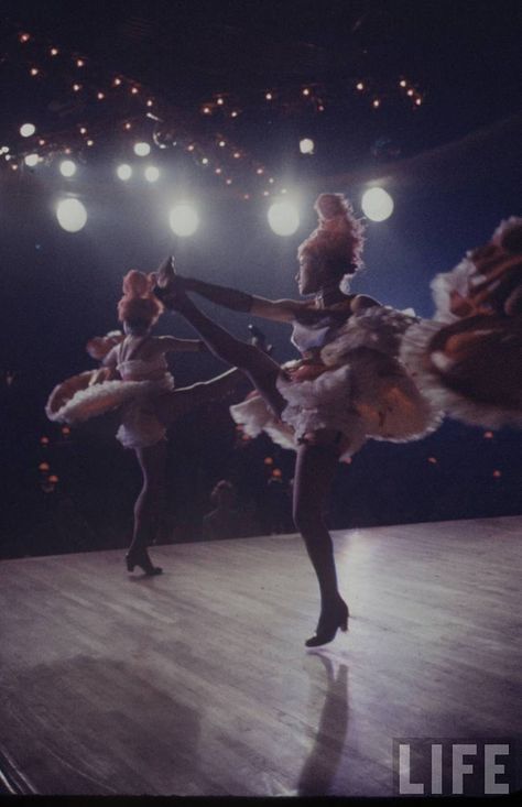 The Can Can Dancers at the Moulin Rouge Vintage photos You Should Be Dancing, French Images, Edwardian Corsets, This Girl Can, Vintage Blog, People Poses, Guys And Dolls, Special Girl, Cabaret