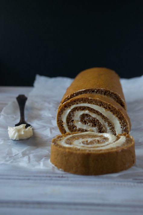 Pumpkin Roll Cake Paleo Pumpkin Roll, Pumpkin Roll Cake, Paleo Thanksgiving, Paleo Baking, Paleo Pumpkin, Paleo Sweets, Pumpkin Roll, Paleo Treats, Roll Cake