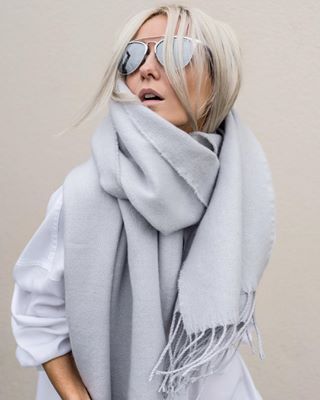 Layering Street Style, Minimal Chic, How To Wear Scarves, Halter Style, White Outfits, Primavera Estate, Daily Fashion, Fashion Illustration, Selfies