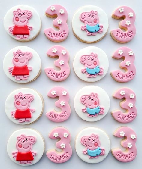 Peppa Pig Strawberries, Peppa Pig Biscuits, Peppa Pig Sugar Cookies, Peppa Pig Cookies Birthday Parties, Peppa Pig Food Ideas, Pegga Pig, Happy Birthday Summer, Peppa Pig Cookies, Peppa Pig Party Favors