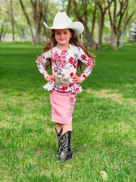 That FANTASTIC dress also has an interview skirt! I really out did myself! Rodeo Princess Outfit, Western Pageant Wear Rodeo Queen, Cowgirl Outfit For Girls Kids, Rodeo Queen Costume, Baby Girl Rodeo Outfit, Rodeo Queen Outfits, Rodeo Queen Clothes, Fantastic Dress, Queen Clothes