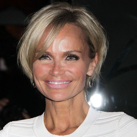 Short Hair Behind Ears Hairstyles, Short Fine Hair Cuts, Kristen Chenoweth, Makeover Hair, Fine Hair Cuts, Cute Short Hairstyles, Short Hairstyle Ideas, Growing Out Hair, Short Haircuts With Bangs