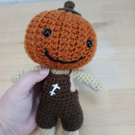 How adorable is this pumpkin head doll ❤ He turned out perfect! Pattern by @elisascrochet #halloween #pumpkinhead #handmadedoll #crochet #fall #autumn #hugsandstitches Pumpkin Head Doll, Crochet Fall, Pumpkin Head, Crochet Gifts, Fall Autumn, Dolls Handmade, Dolls, Turn Ons, Halloween