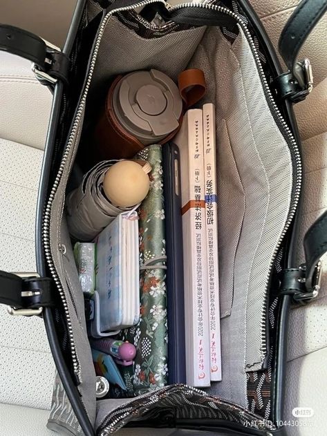 Back To University, Everyday Bag Essentials, Uni Bag, School Bag Essentials, Inside My Bag, Purse Essentials, Handbag Essentials, Romanticizing School, What's In My Bag