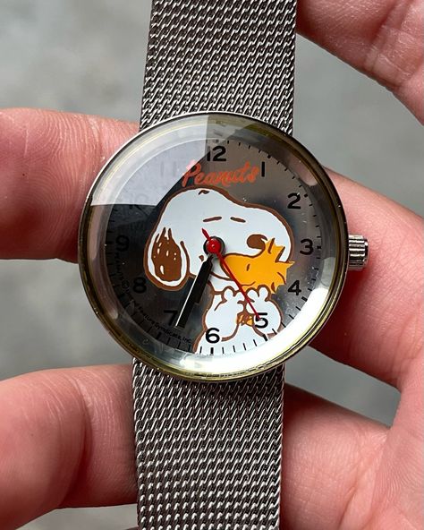 🌠 CRATER PEANUTS SNOOPY VINTAGE QUARTZ WATCH $ 200 USD included worldwide shipping fee • Purchase / More details at Artizenstore.com ( Link in bio ) #vintagewatch #peanuts #snoopy Snoopy Watch, Snoopy Vintage, Peanuts Snoopy, Vintage Watches, Quartz Watch, Link In Bio, Peanut, Snoopy