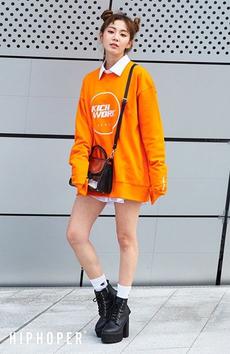 Korean Fashion Blog online style trend Korean Fashion Ideas, Goth Outfit, 일본 패션, Orange Sweater, Korean Fashion Outfits, Asian Street Style, Korean Street, Trending Fashion Outfits, Korean Fashion Trends