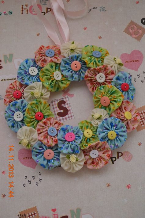 Bows and Ribbons: Yoyo Flower Wreath Yo Yo Quilt, Pot Crafts, Fabric Wreath, Yo-yos, Creation Couture, Clay Pot, Button Crafts, Fabric Projects, Wreath Crafts