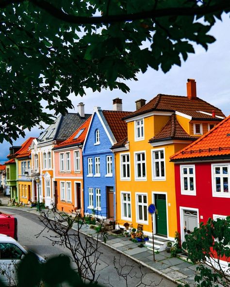 #Repost @visitbergen with @let.repost 
• • • • • •
Colourful Bergen 🥰 📸 @mountainsofnorway #visitbergen #bergennorway #bergen #travelnorway #visitnorway Uk Houses Aesthetic, Sketch Prompts, Color Building, Norway House, Canal House, Fire Photography, Bergen Norway, Gorgeous Houses, European House