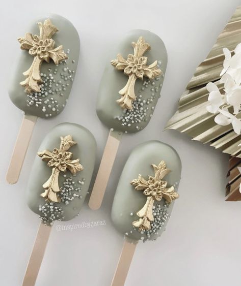 Baptism Cakesicles, First Communion Cake Pops, Baptism Cake Pops, Baby Reveal Cupcakes, Baptism Desserts, Boy Communion Cake, Gold And White Cake, Comunion Cake, Popsicles Cake