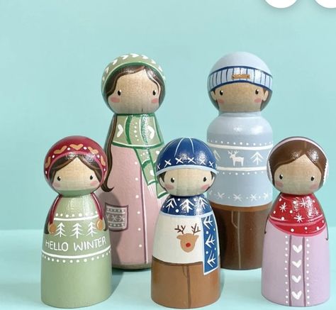 Peg Doll Christmas Village, Peg Doll Christmas Ornaments, Winter Peg Dolls, Peg People Ideas, Wooden Clothespin Crafts, Christmas Party Crafts, Wooden People, Christmas Shadow Boxes