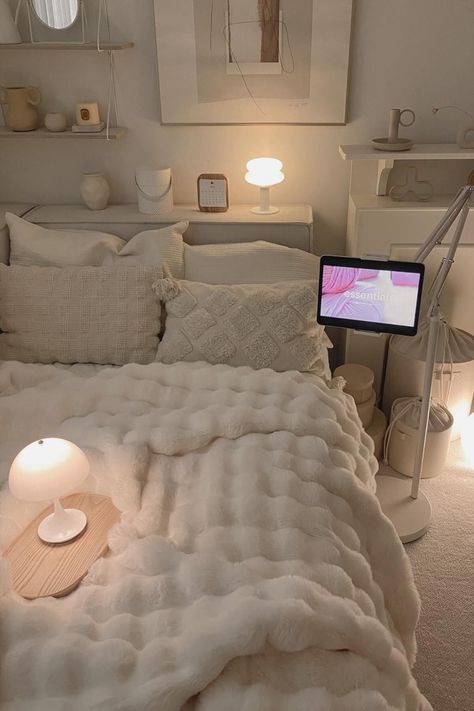 Mha Dorm, Bedroom Ideas White, White Room Decor, Luxury Room Bedroom, Room Aesthetics, Dream Apartment Decor, Room Redesign, Preppy Room, Redecorate Bedroom