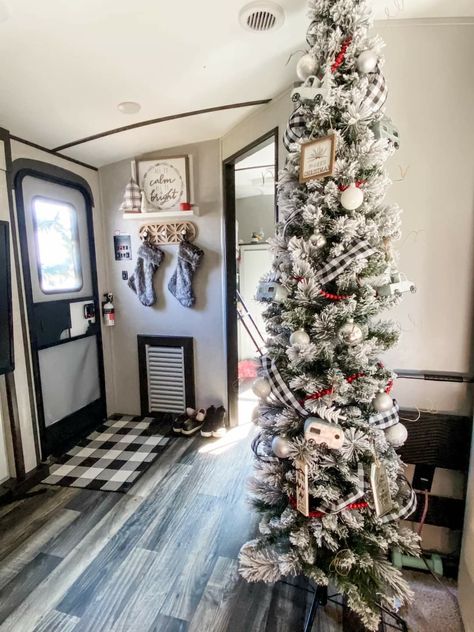 Country Camper Decor, Tiny Home Christmas Tree, Christmas Rv Decor, Christmas Decor Ideas For Rv, Rv Christmas Decorations Rv Campers, Decorating Rv For Christmas, Rv Christmas Tree, Rv Holiday Decorating Ideas, Christmas In An Rv