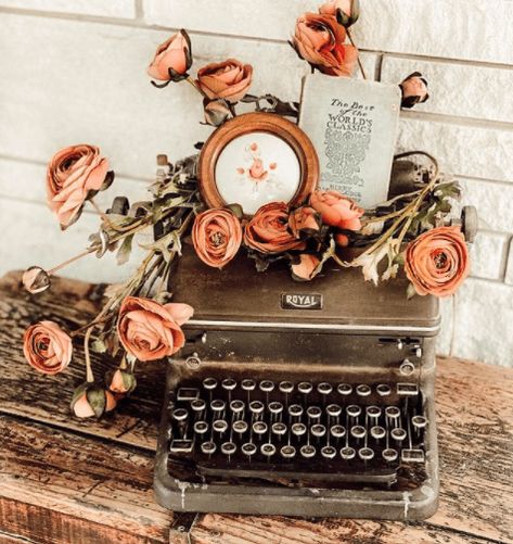 Typewriter Decor, Windmill Diy, Trunk Makeover, Vintage Booth Display, Vintage Booth, Antique Booth Ideas, Windmill Decor, American Farmhouse Style, Antique Booth