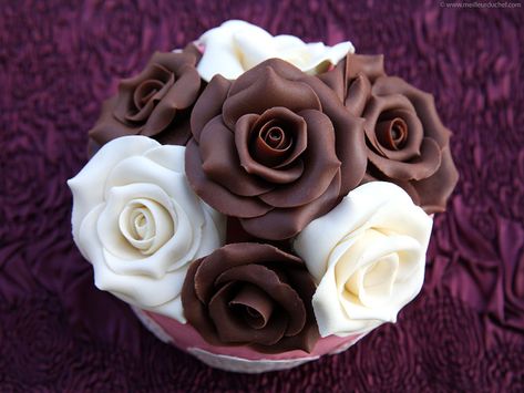 Pâte de chocolat - Gâteau de roses en chocolat plastique Modeling Chocolate Recipes, Mint Chocolate Cake, Chocolate Showpiece, Buttercream Cake Designs, Decoration Patisserie, Chocolate Garnishes, Chocolate Roses, Chocolate Flowers, Chocolate Art