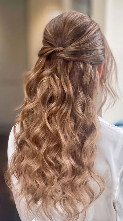 22 Chic and Versatile Hairstyles for the Fashion-Forward Bride I Take You | Wedding Readings | Wedding Ideas | Wedding Dresses | Wedding Theme High Ponytail Hacks, Low Ponytail Ideas, Braided Low Ponytail, Media Cola, Xv Ideas, Mother Of The Groom Hairstyles, Ponytail Ideas, Retro Curls, Long Hairstyle