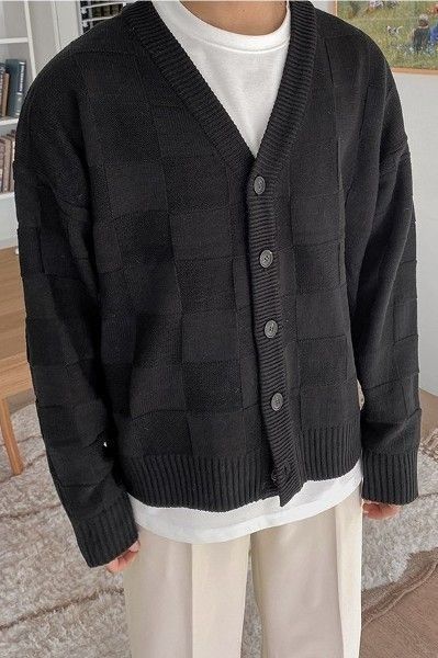 Men With Cardigan Outfit, Men Fashion Cardigan, Men Outfits With Cardigans, Cardigan Korean Style Men, Cardigan Style Men, Cardigan Fits Men, Men Cardigan Outfit Aesthetic, Men’s Cardigan, Teaching Mens Fashion Jose Zuniga