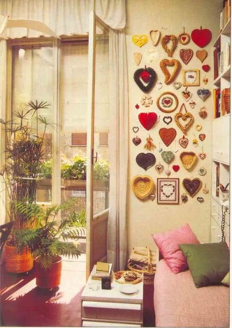 Wall Of Hearts Decorating Ideas, Valentines Wall Decor, Heart Display, Heart Wall Decor, Casa Vintage, Deco Originale, Heart Crafts, Hanging Hearts, Heart Wall