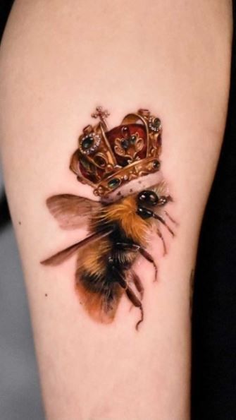 Bee Tattoo Meaning, Queen Bee Tattoo, Honey Bee Tattoo, Bumble Bee Tattoo, Inspiration Tattoo, Tattoos Geometric, Geniale Tattoos, Tatuaje A Color, Bee Tattoo