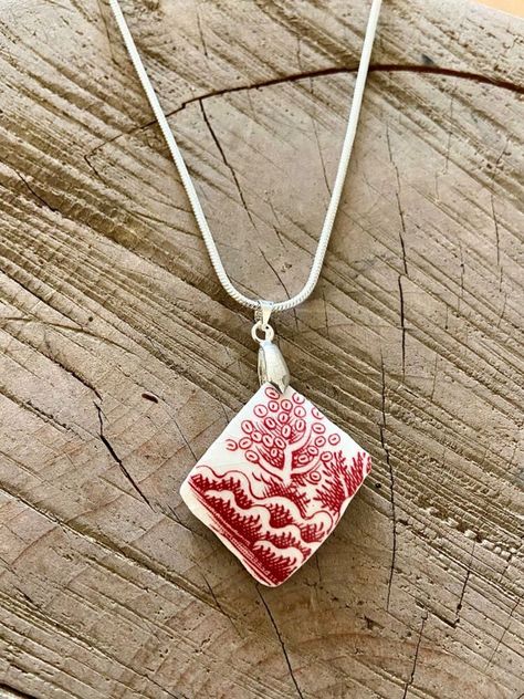 Broken China Jewelry Tutorial, Broken China Jewelry Diy, Broken Pottery Jewelry, Tea Cup Jewelry, Broken China Crafts, China Crockery, Ceramic Pendant Necklace, China Crafts, Broken China Jewelry