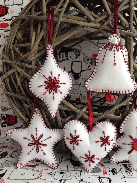 Felt Christmas Projects, Sewn Christmas Ornaments, Felt Christmas Tree Decorations, Diy Felt Christmas Ornaments, Felt Crafts Christmas, Felt Christmas Decorations, Felt Christmas Tree, 자수 디자인, Christmas Ornaments Homemade