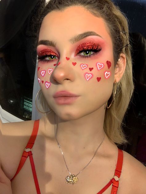 Valentine Heart Makeup, Valentine Day Eyeshadow Looks, Red Pink Makeup Look, Valentine’s Day Make Up Looks Pink, Red Valentine’s Day Makeup, Candy Heart Makeup, Matching Makeup Looks For Friends, Valentine’s Day Face Paint, Easy Valentines Makeup Looks