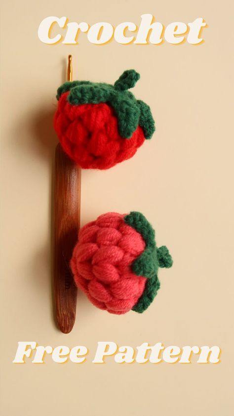 Crochet strawberry free pattern Tiny Strawberry Crochet, Crochet Strawberry Leaves, Crochet Minis, Crochet Charms, Crochet Cake, Strawberry Leaves, Crochet Charts, Crochet Strawberry, Crochet Fruit